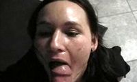 Ejaculation amateur pour brunette en manque de foutre chaud