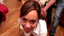 Jeune salope m�tisse se fait niquer dans un gang-bang infernal